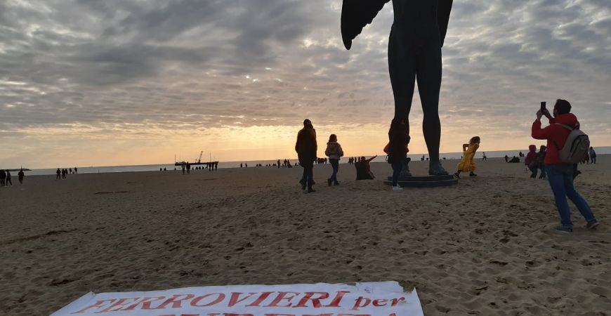 Striscioni e volantinaggio nel flash mob di domenica 13 febbraio